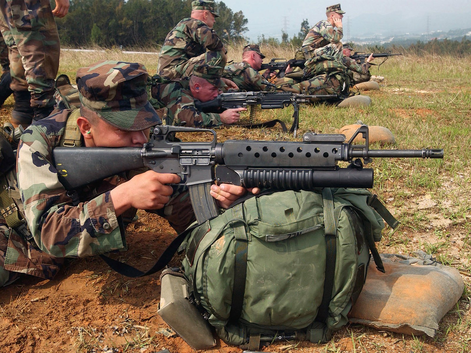 fusil d assaut soldats sacs à dos sol terrain d entraînement tir personnes tireur soldats exercice entraînement herbe terre champ