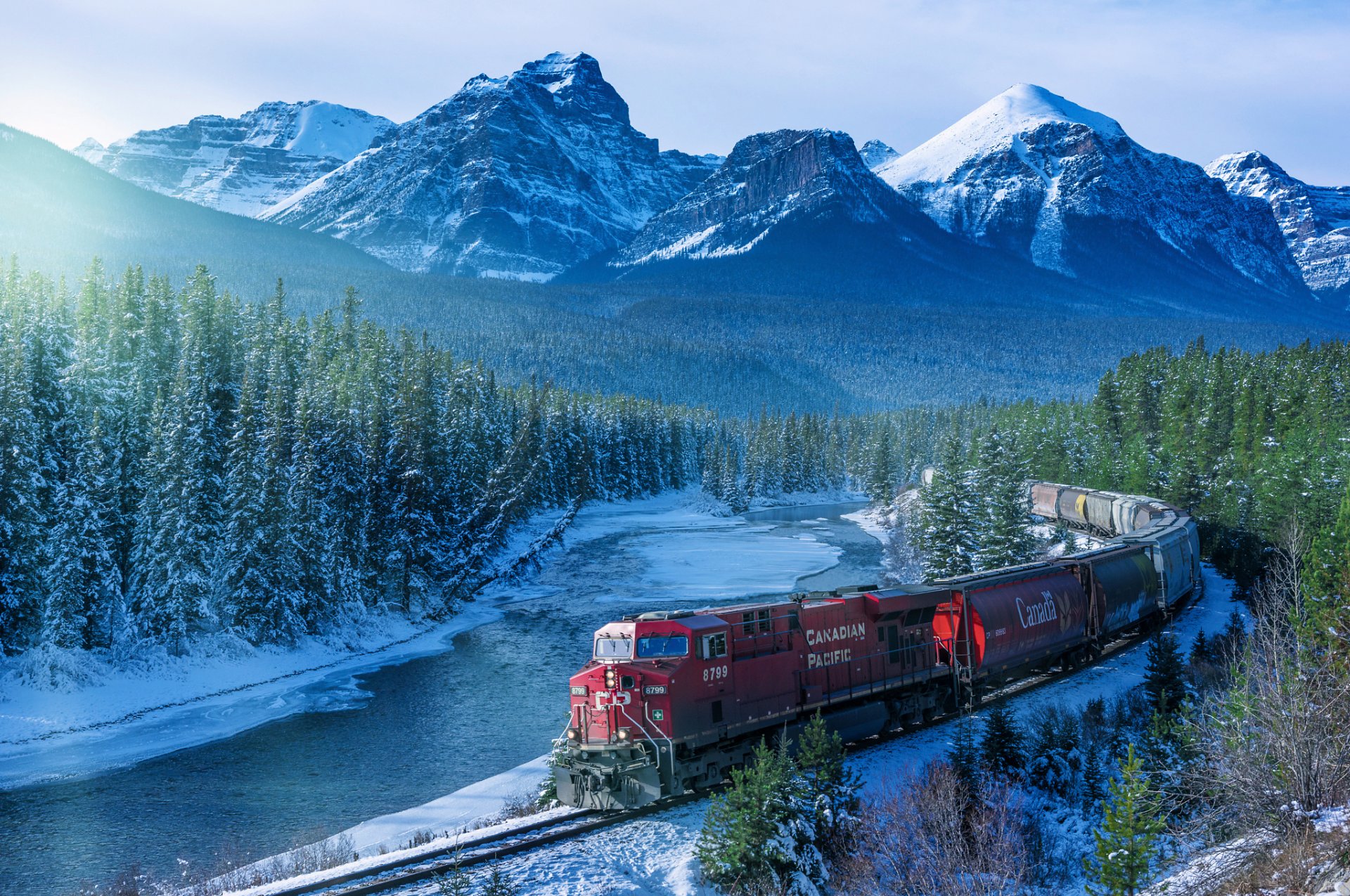 canada alberta matin montagnes forêt chemin de fer train