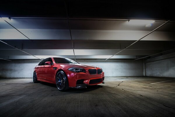 Vorderansicht des orangefarbenen Bmw auf dem Parkplatz