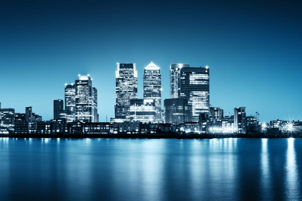 Las luces de la gran ciudad se reflejan en el agua