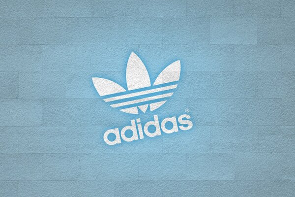 Emblema Adidas su sfondo blu