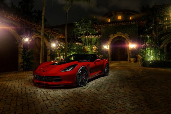 Chevrolet rouge dans les rues de la ville de nuit