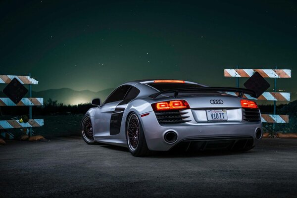 Картинка авто сзади на закате audi r8 v10