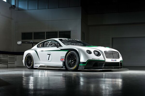 Voiture blanche Bentley debout sur l asphalte près d un bâtiment