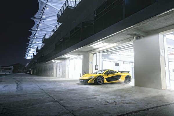 Foto Gelber mclaren p1 Ausfahrt aus der Garage