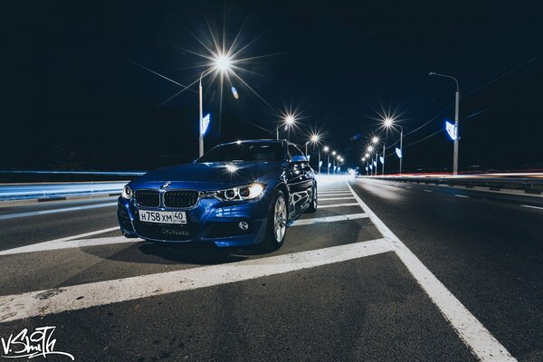 Coche azul en la ciudad de la noche