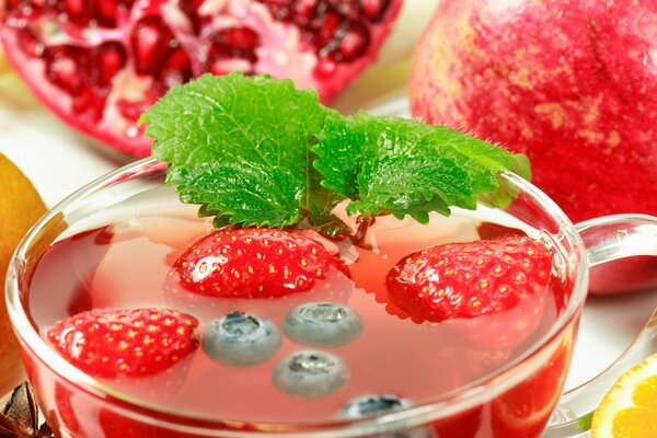 Boisson aux fruits aux fraises et aux bleuets