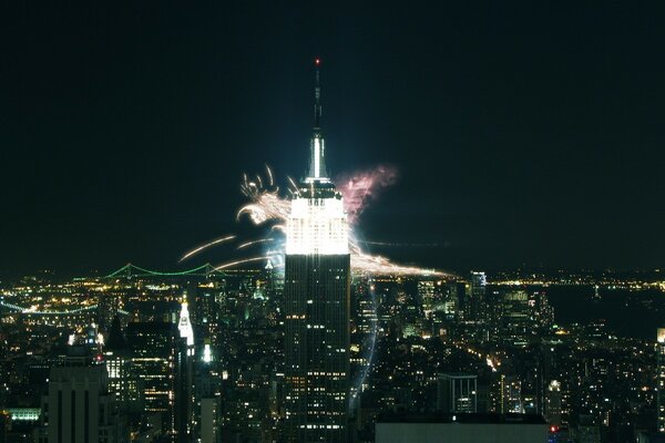 Cadre d une belle ville de nuit avec des feux d artifice et des lumières de maisons et de voitures