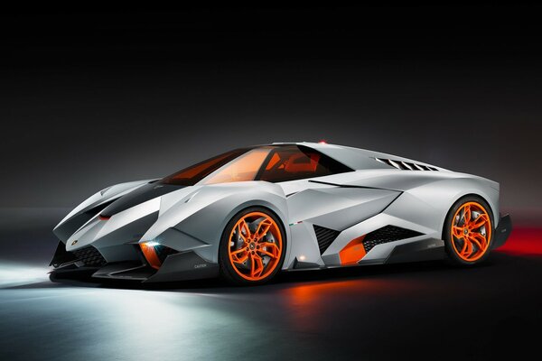 Lamborghini gris de quinta generación sobre un fondo oscuro