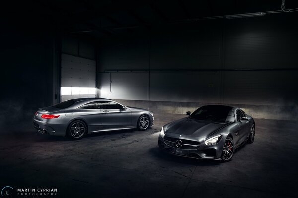 Hermosos autos Mercedes en el hangar