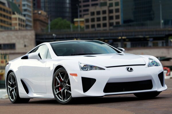 Imagen de un lexus LFA blanco en la ciudad