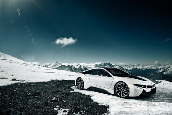 Bmw i8 neige blanche soleil brûlant ciel bleu et brillant bmw i8