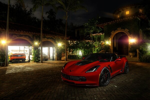 Chevrolet rojo descansa en la ciudad de la noche