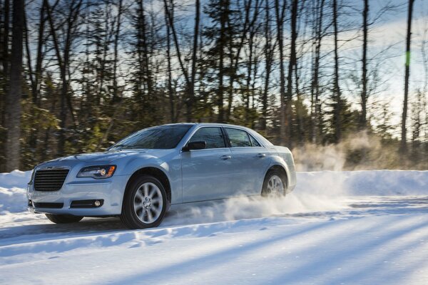 Chrysler fliegt über eine verschneite Waldstraße