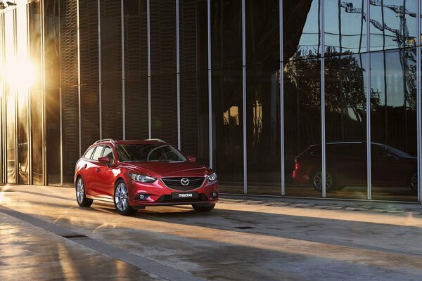 Roter Mazda unter Sonnenstrahlen