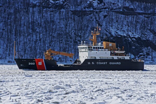 Statek US Coast Guard w lodzie