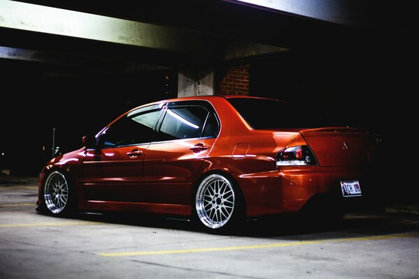 Rotes Mitsubishi-Auto in der Garage