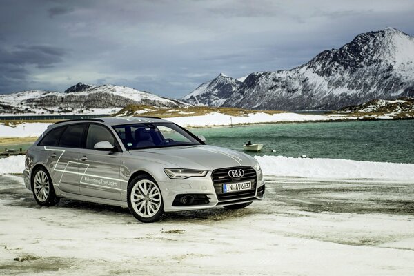 Audi plateado en el fondo de las montañas