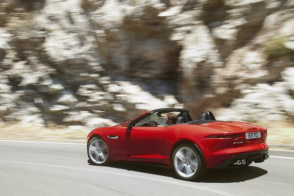 Coche deportivo rojo de alta velocidad