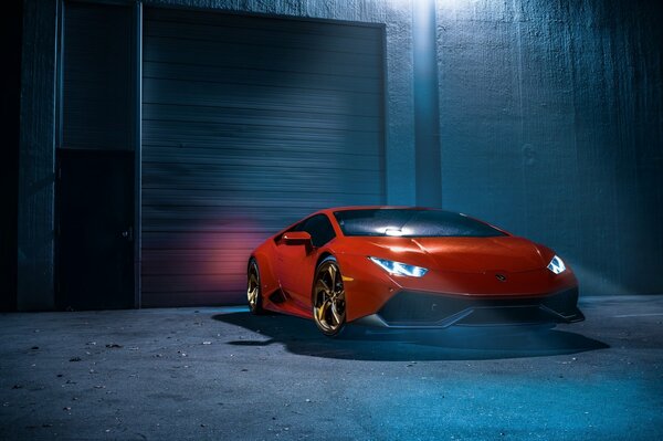 Lamborghini rouge avec phares allumés