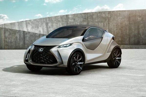 Nuova Lexus elettrica su calcestruzzo