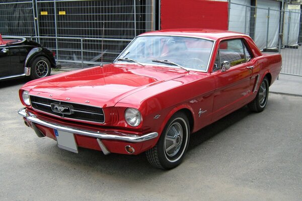 1965 Ford Mustang rossa vista frontale