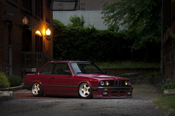 Immagine della classica auto rossa bmw