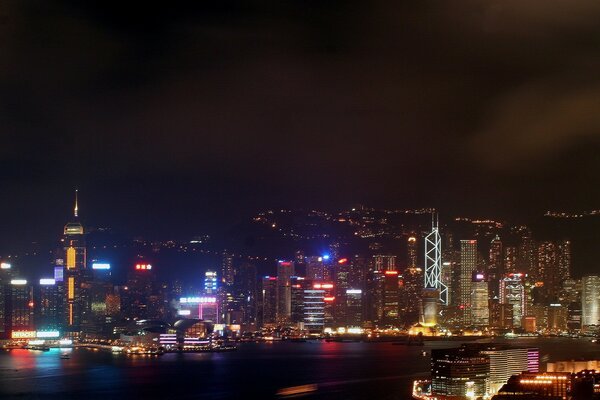 Luces nocturnas de neón de los rascacielos de Hong Kong