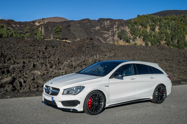 Elegante coche blanco de clase ejecutiva