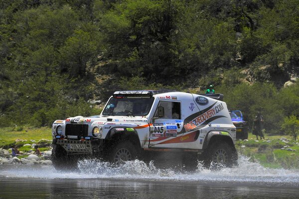 Land rover SUV in der Natur