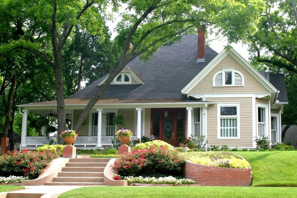 Diligently manicured lawn in front of the townhouse