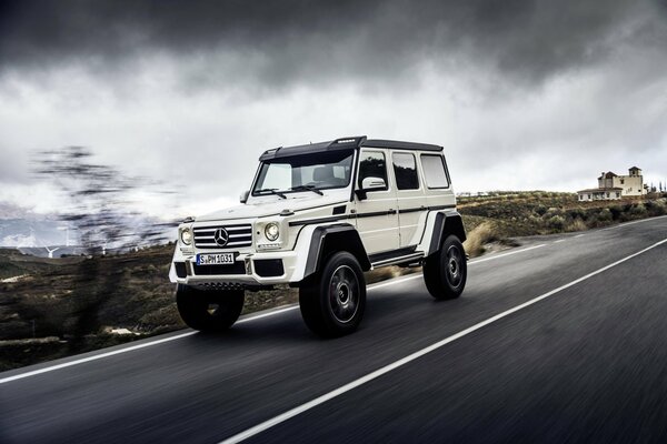 Mercedes-Benz blanco 4×4 en el camino