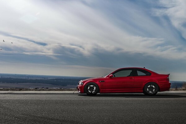 Bmw rojo, E46 lado en la carretera