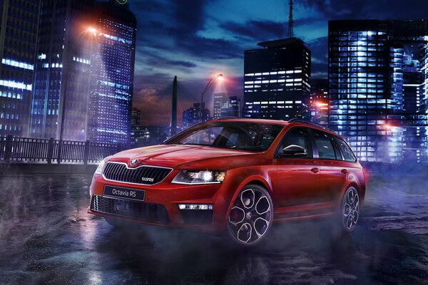 Hermoso Skoda rojo en la niebla de la ciudad