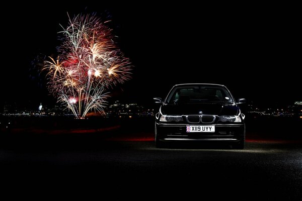 Voiture noire sur fond de feu d artifice