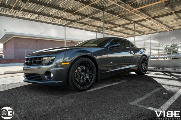 Voiture gris chevrolet camaro