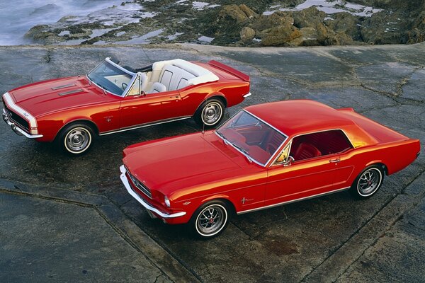 Deux voitures rouges - Ford Mustang et cabriolet