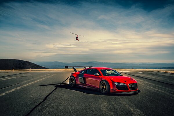 Helicóptero rojo en la carretera en el fondo del coche