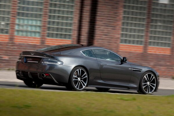 Aston martin superdeportivo zona industrial lateral