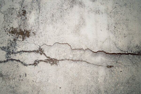 Fissure dans le vieux mur gris