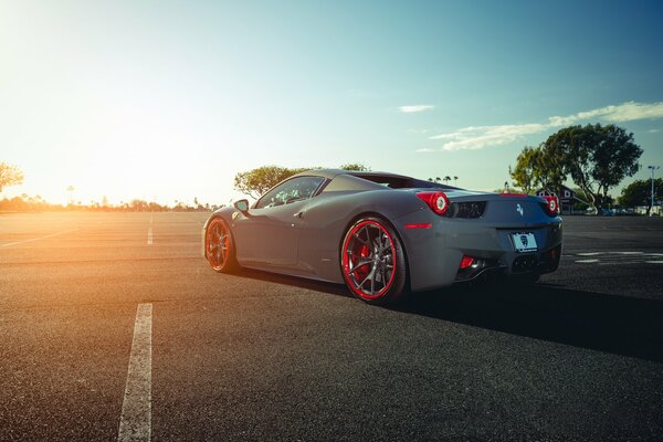 Ferrari con ruedas rojas contra el sol