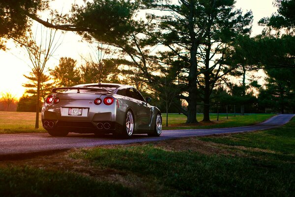 Nissan dietro guida la strada laterale il sole splende