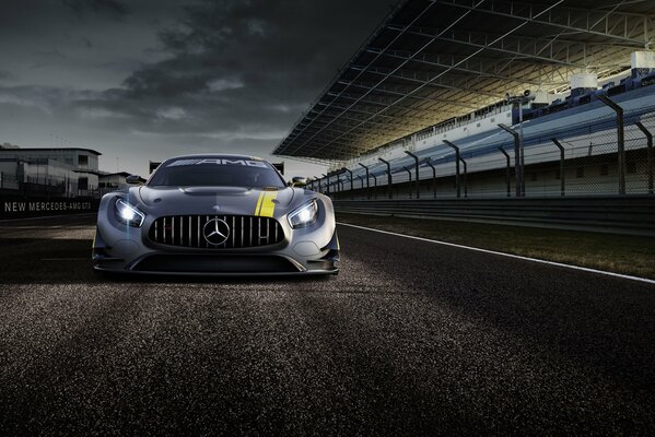 Aggressivo davanti alla Mercedes amg gt3 del 2015