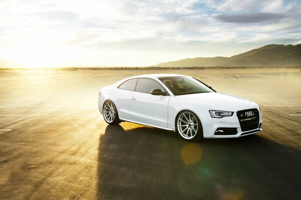 Voiture blanche audi s5 dans le désert