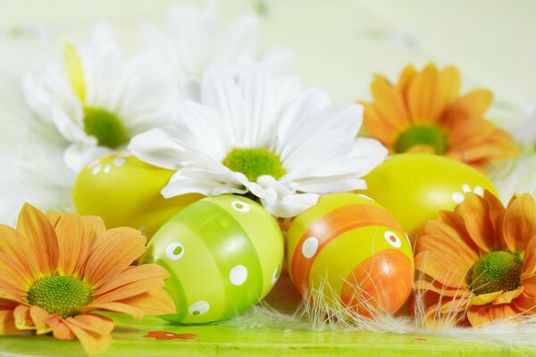 Composition de Pâques lumineuse de fleurs et d œufs décarotents