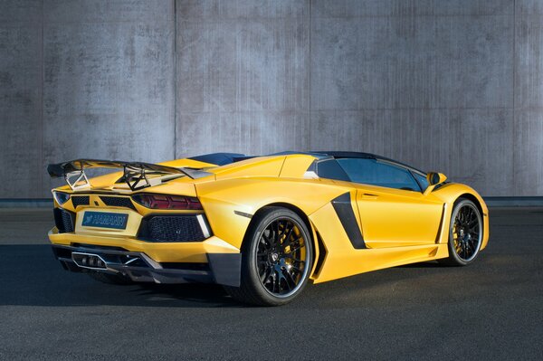 Żółta Lamborghini Aventador stoi tyłkiem