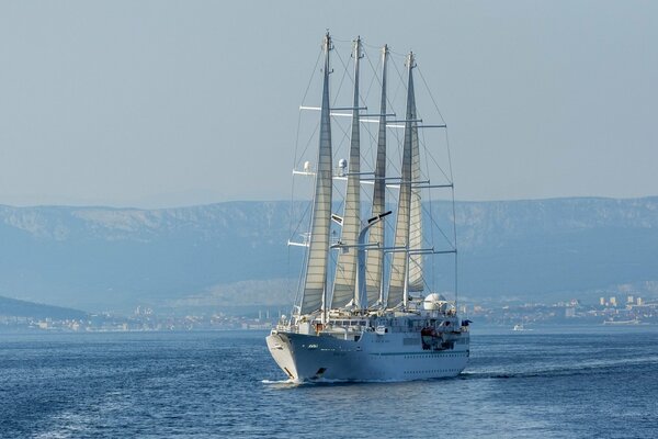 Yacht a vela a 4 alberi nel Mare Adriatico