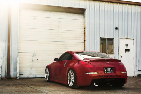 Nissan 350Z rojo en la parte trasera del garaje