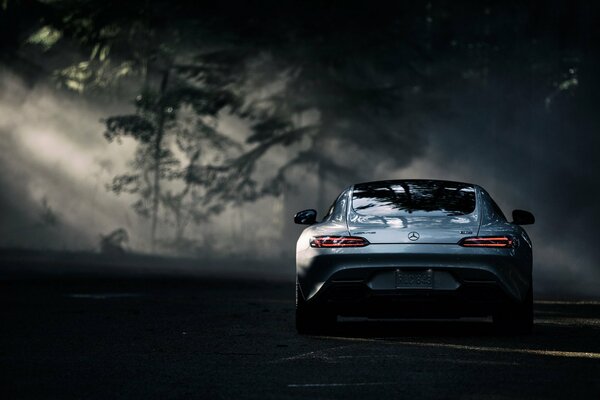 Mercedes benz amg 2016 im dunklen Wald und in der Sonne Blendung