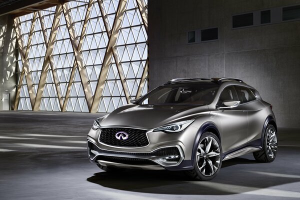 Hermoso coche Infiniti qx30